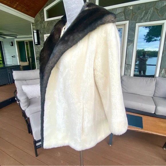 VINTAGE Borgana — Gorgeous Cream and Black Faux Fur Women's Coat— SPECTACULAR ! - Picture 8 of 14